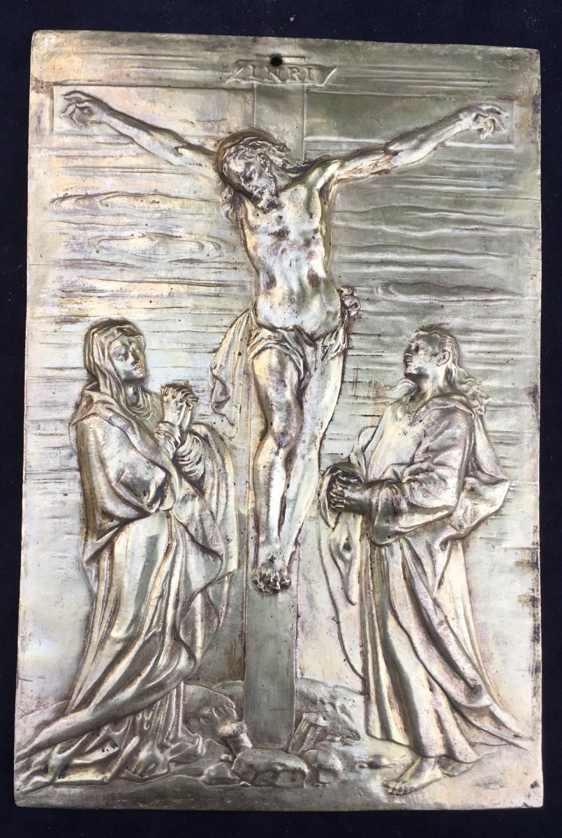 Plaque en bronze doré, Crucifixion de la fin du XVIe (très épaisse dorure d'origine) et son cadre holl en bois guilloché noir et placage loupe de noyer-photo-2