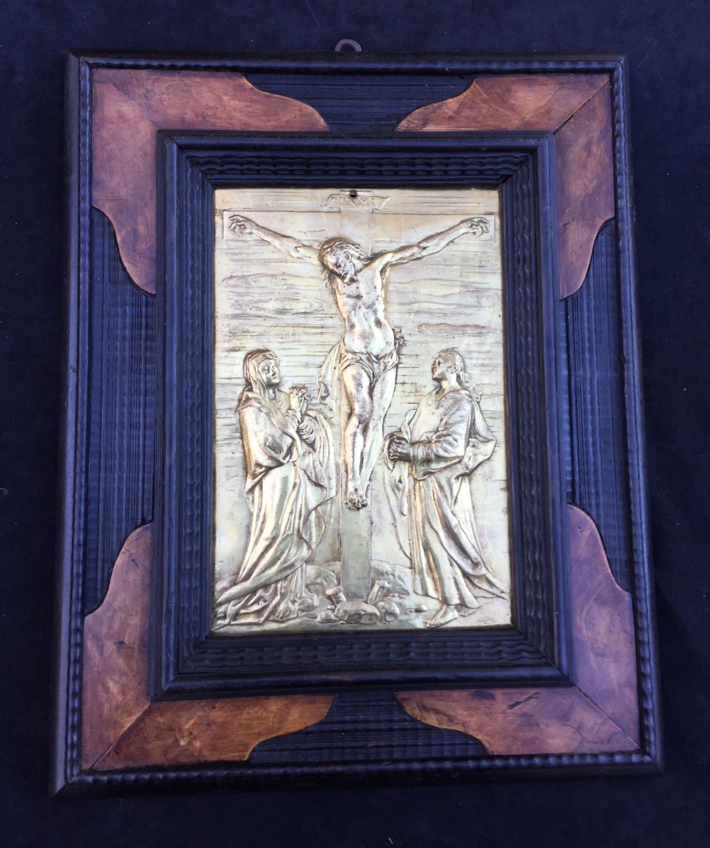 Gilt Bronze Crucifixion Plaque, Late XVIth Cty (geniune Gilt) With Its Dutch Black Carved Frame-photo-1