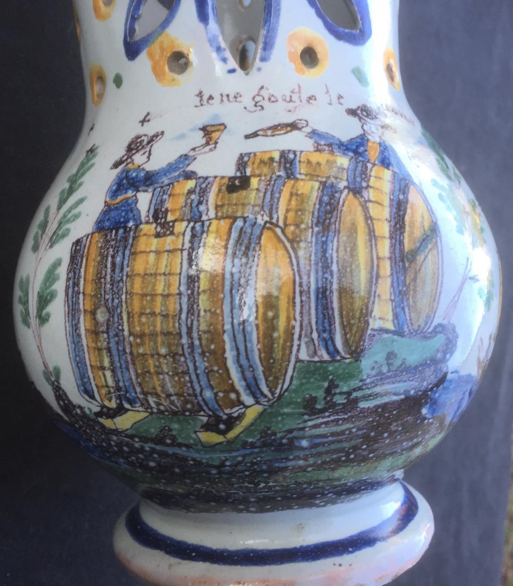 Pichet trompeur en faïence de Nevers fin XVIIIe, buveurs de vin, tonneaux  & bateaux de Loire-photo-4