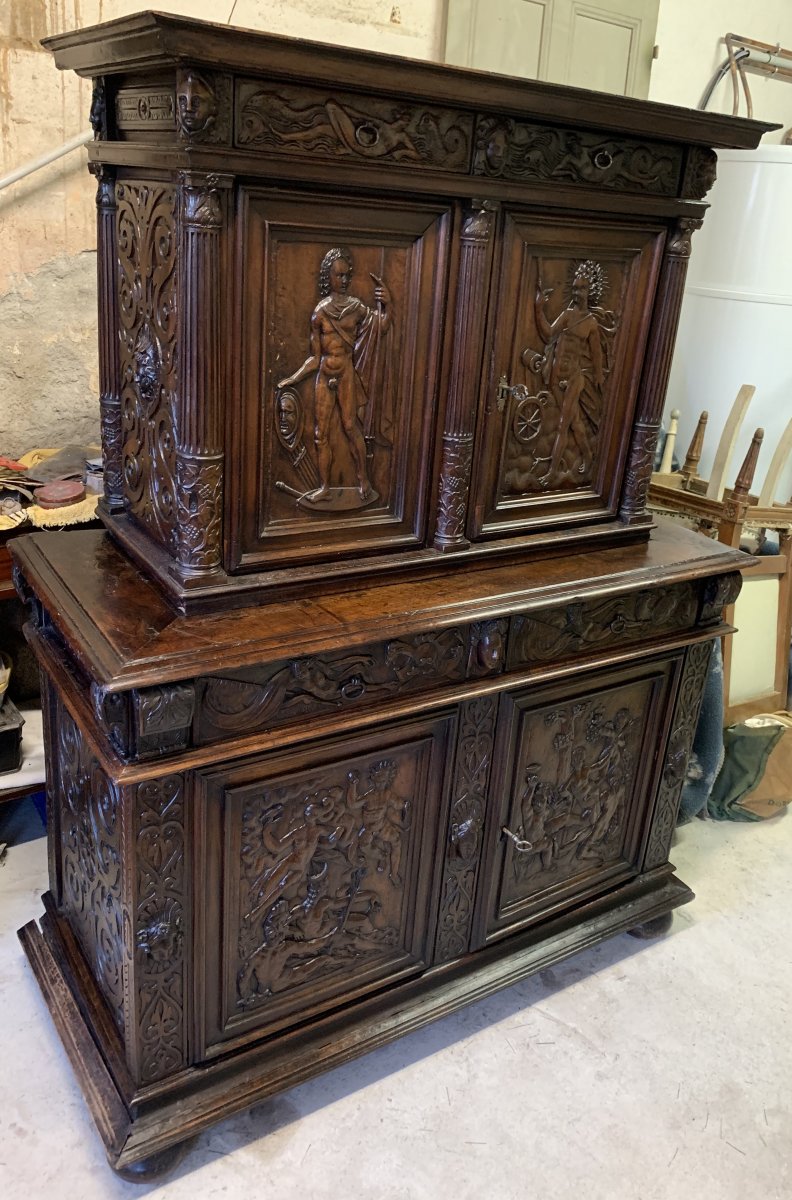 Pt cabinet en noyer à retrait Val de Loire vers 1580, richement sculpté