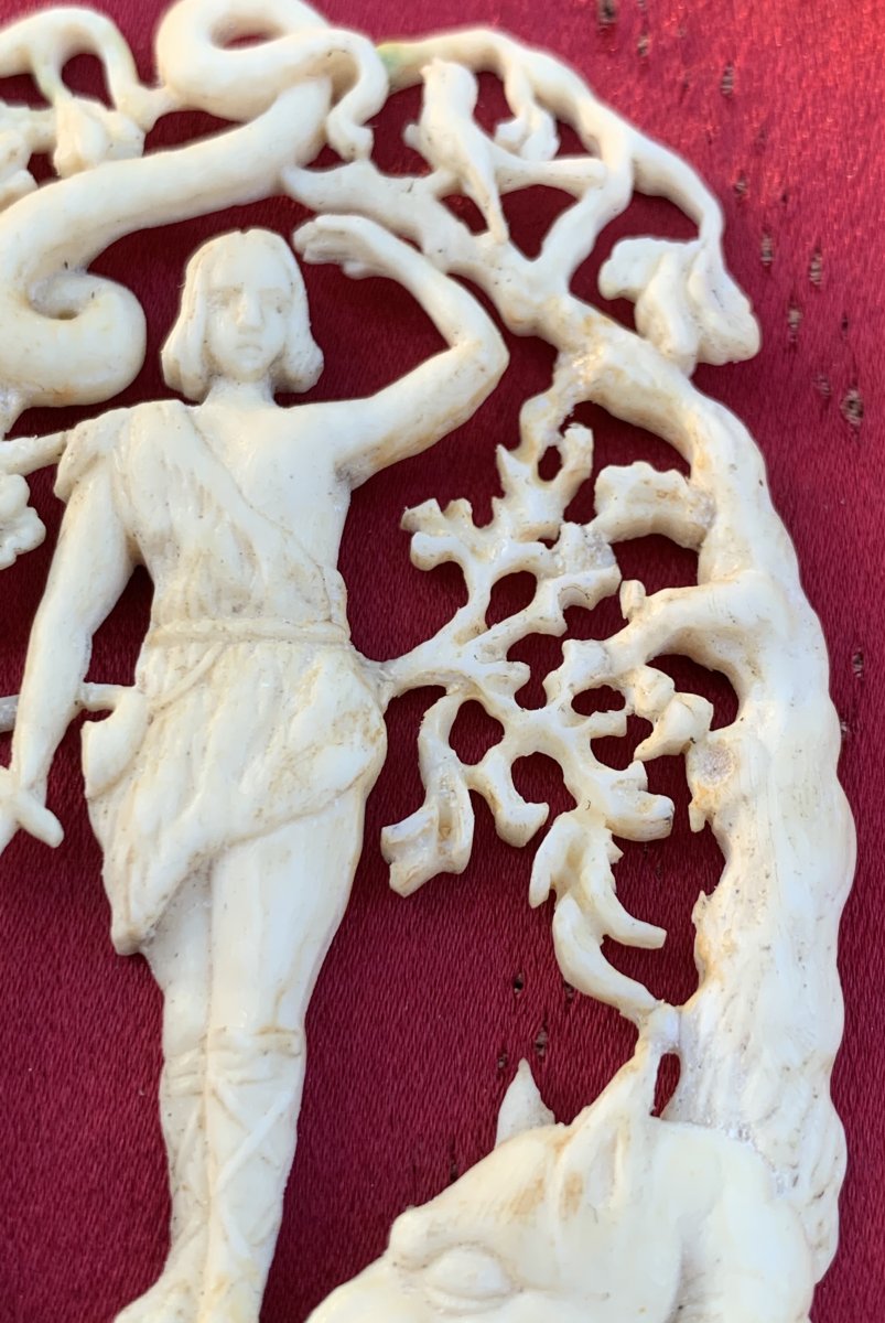 Pendentif ivoire sculpté ajouré, déb XVIIe s représentant héros Siegfried, mythologie germanique-photo-2