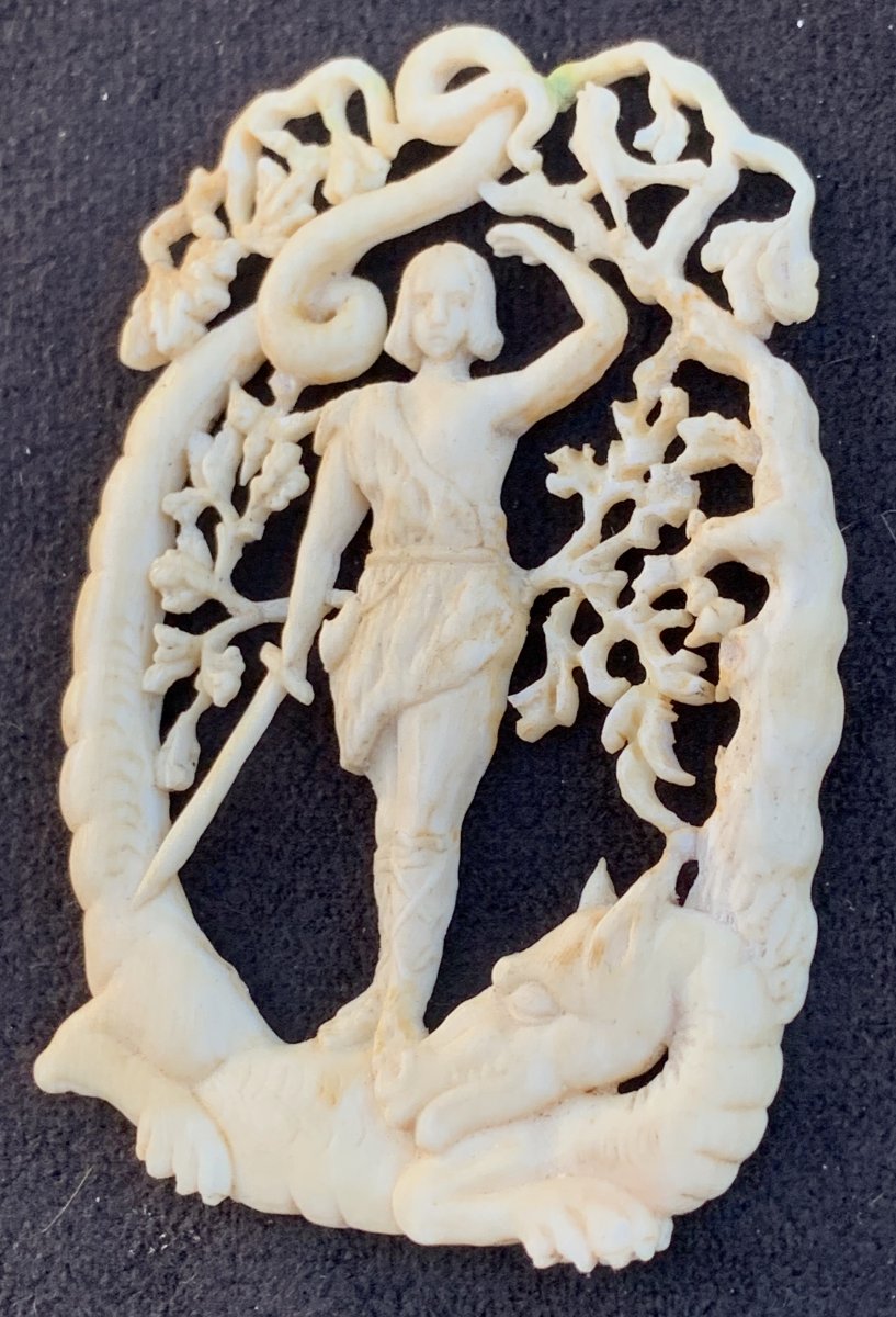 Pendentif ivoire sculpté ajouré, déb XVIIe s représentant héros Siegfried, mythologie germanique-photo-2
