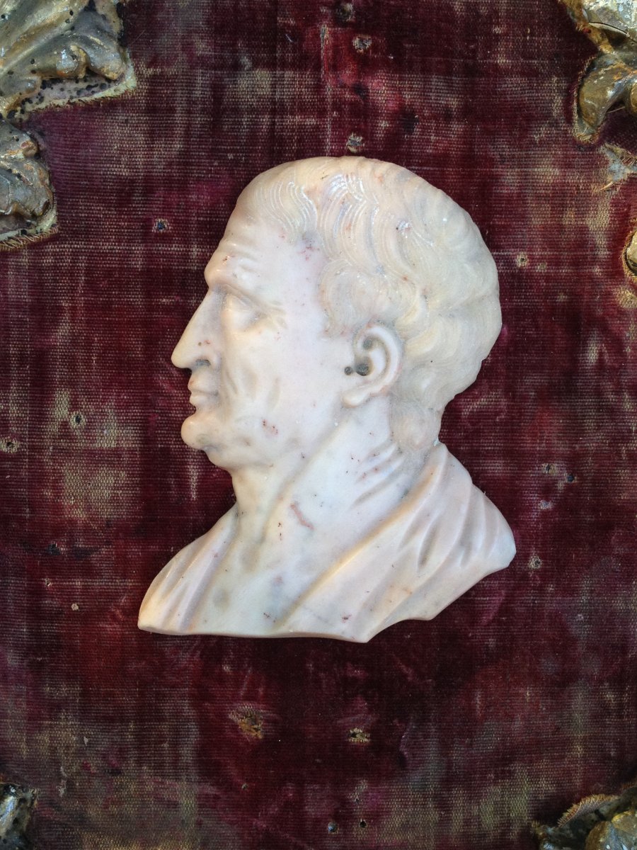 Cadre bois doré oval, fond velours rouge & profil antiq empereur romain marbre, Italie déb XVIIe-photo-3