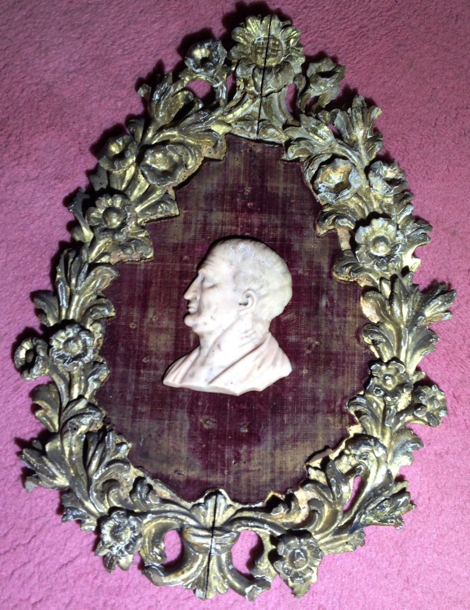 Cadre bois doré oval, fond velours rouge & profil antiq empereur romain marbre, Italie déb XVIIe-photo-4