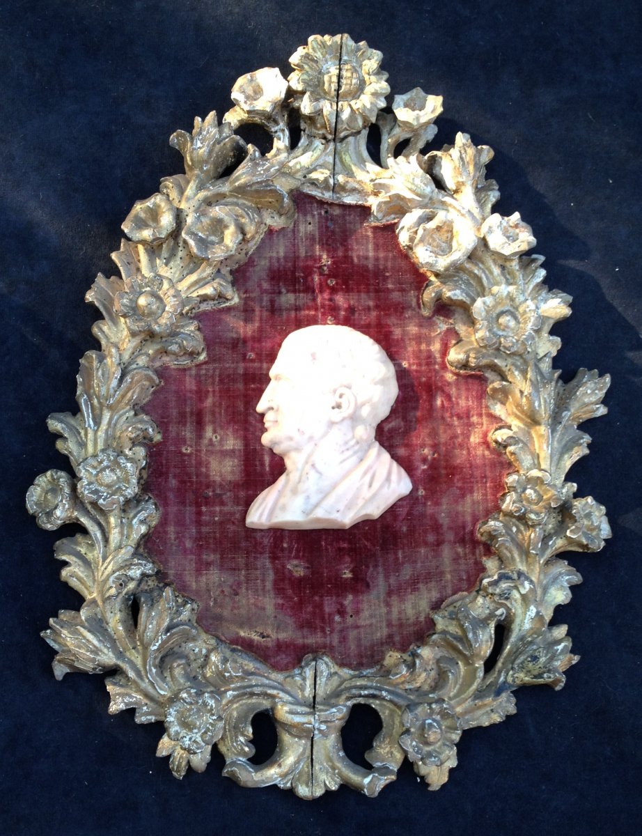 Cadre bois doré oval, fond velours rouge & profil antiq empereur romain marbre, Italie déb XVIIe-photo-1