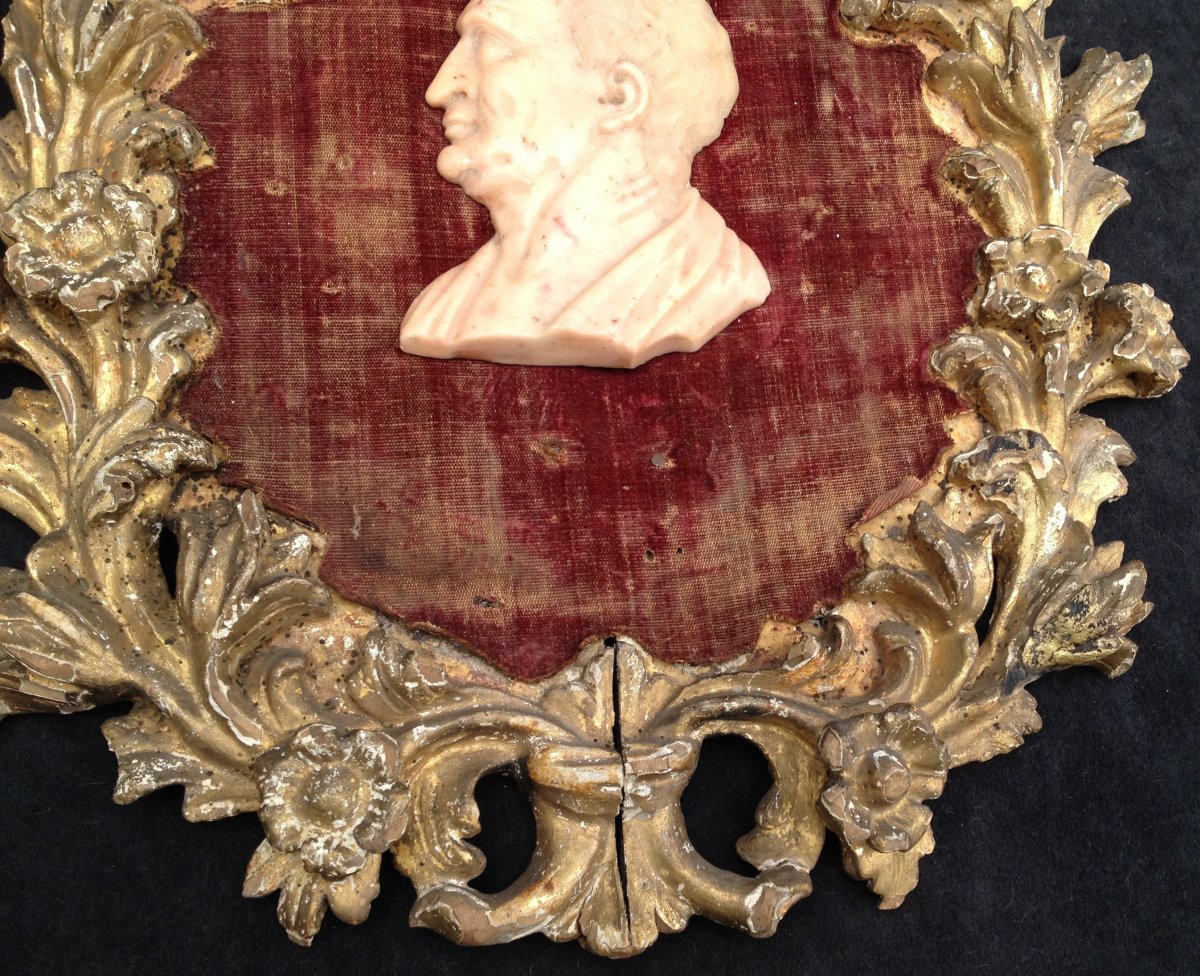 Cadre bois doré oval, fond velours rouge & profil antiq empereur romain marbre, Italie déb XVIIe-photo-2