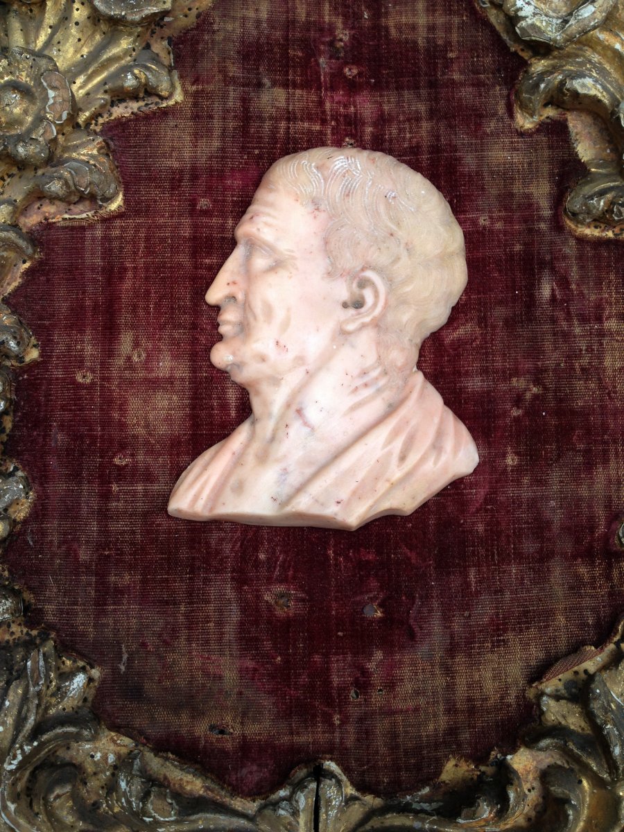 Cadre bois doré oval, fond velours rouge & profil antiq empereur romain marbre, Italie déb XVIIe-photo-5