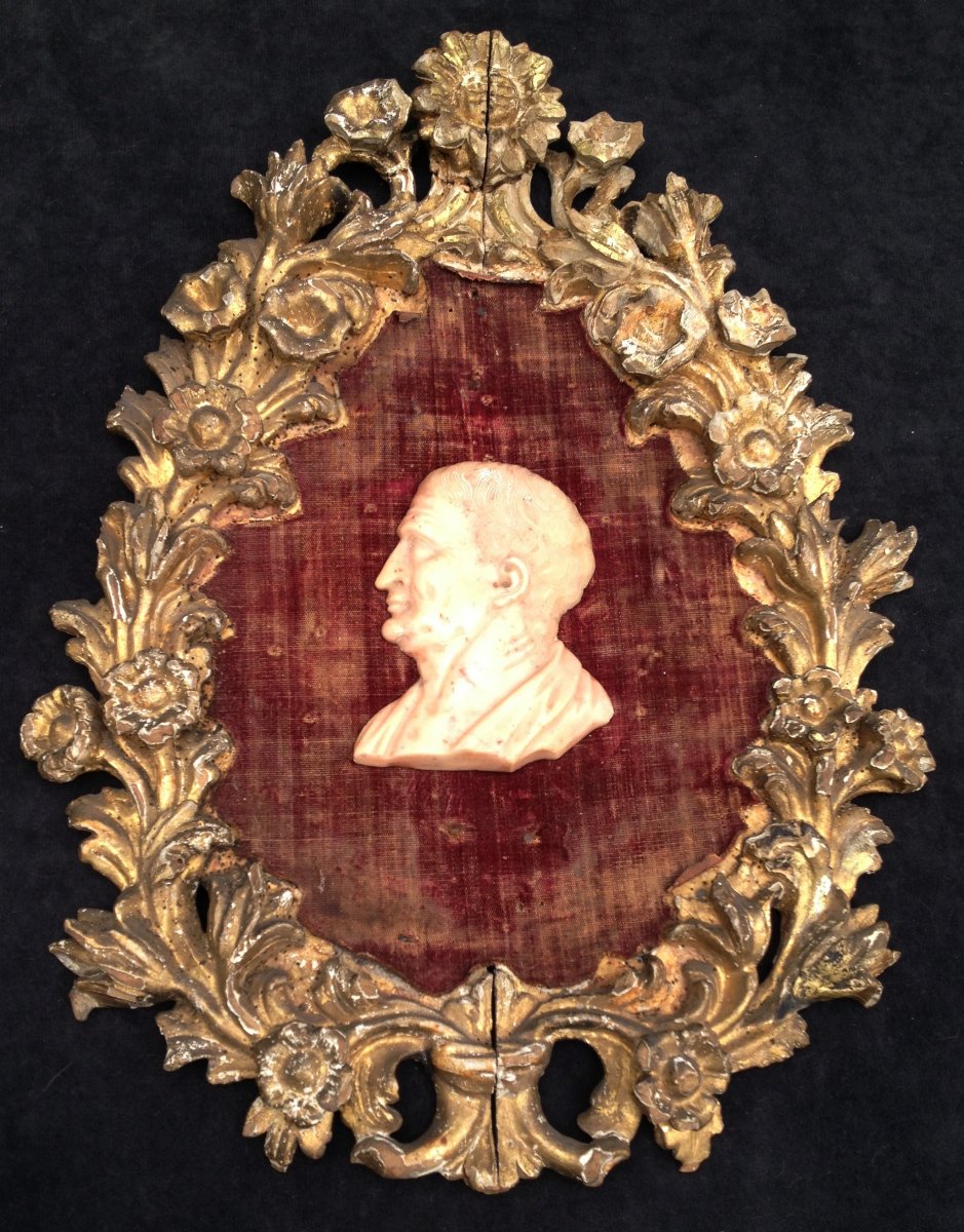Cadre bois doré oval, fond velours rouge & profil antiq empereur romain marbre, Italie déb XVIIe