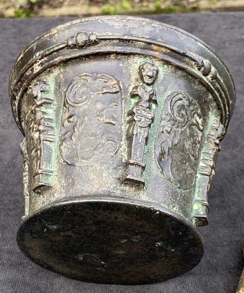 XVIth C Mortar + Its Bronze Pestle Nice Patina Medals & Fine Caryatids-photo-2