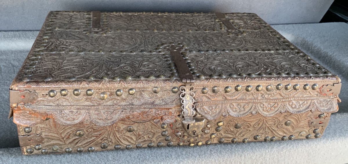 Gd coffre plat cuir gaufré s/ âme palissandre, Mexique ou Perou déb XVIIe s-photo-2