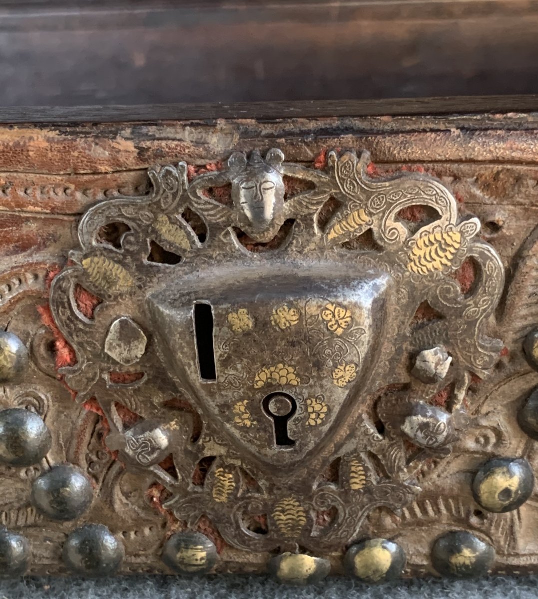 Large Embossed Leather On Rosewood Box, Mexico Early XVIIth-photo-7