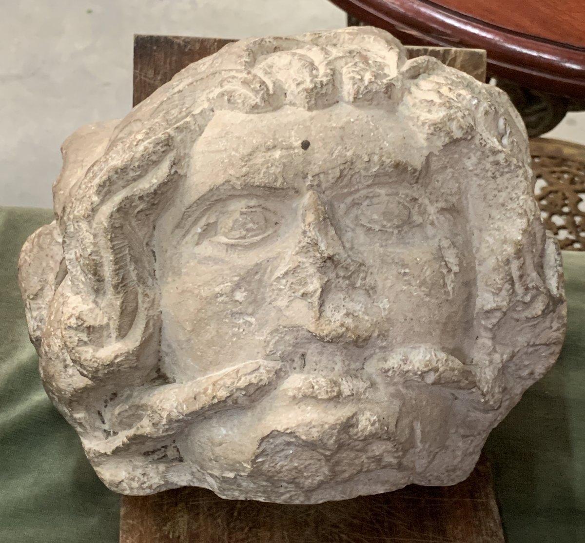 XIVe Tête pierre calcaire fossile sculpté grotesque avec entrave-photo-2