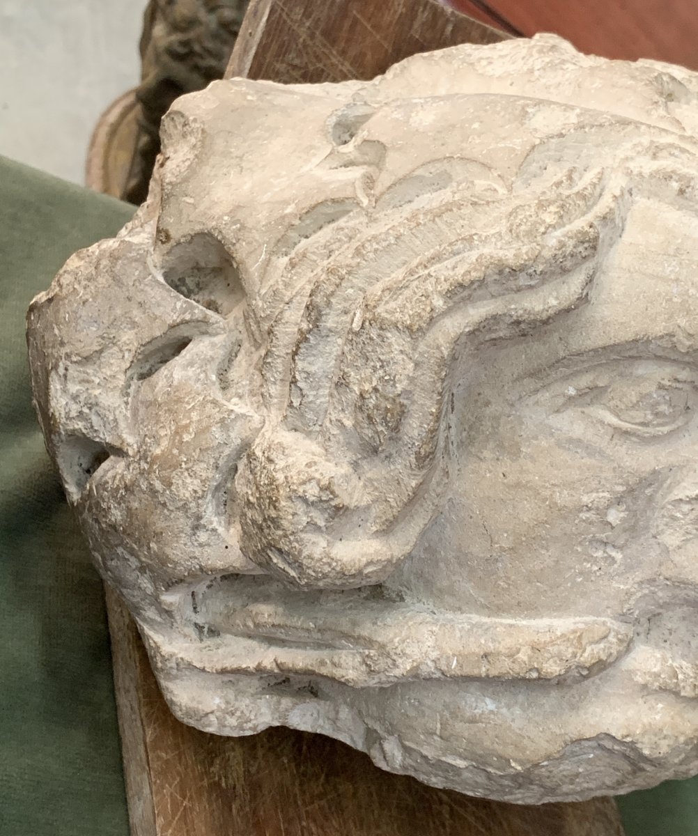 XIVe Tête pierre calcaire fossile sculpté grotesque avec entrave-photo-1