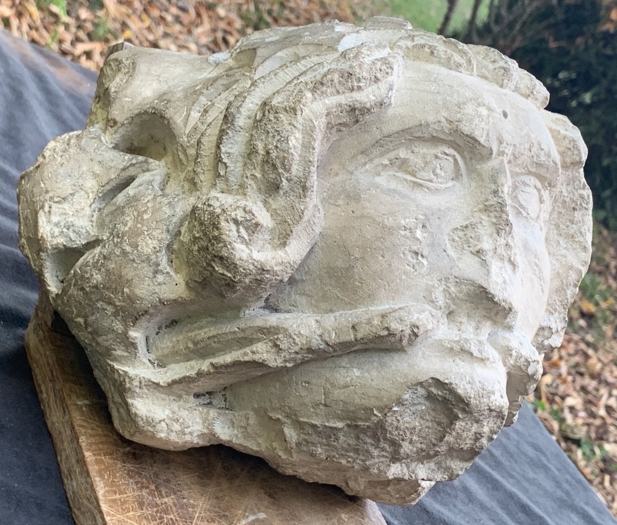 XIVe Tête pierre calcaire fossile sculpté grotesque avec entrave-photo-3
