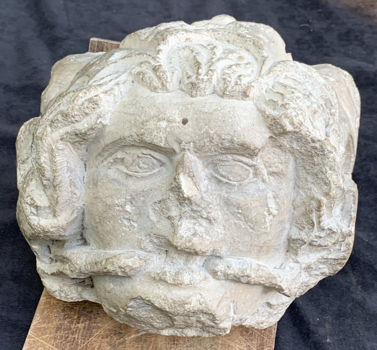 XIVe Tête pierre calcaire fossile sculpté grotesque avec entrave-photo-8