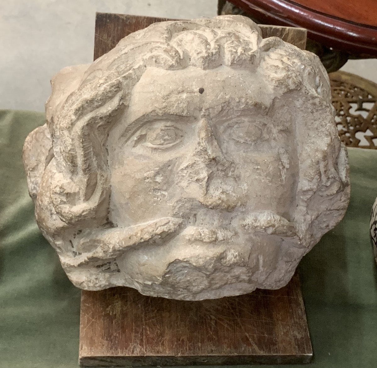 XIVe Tête pierre calcaire fossile sculpté grotesque avec entrave