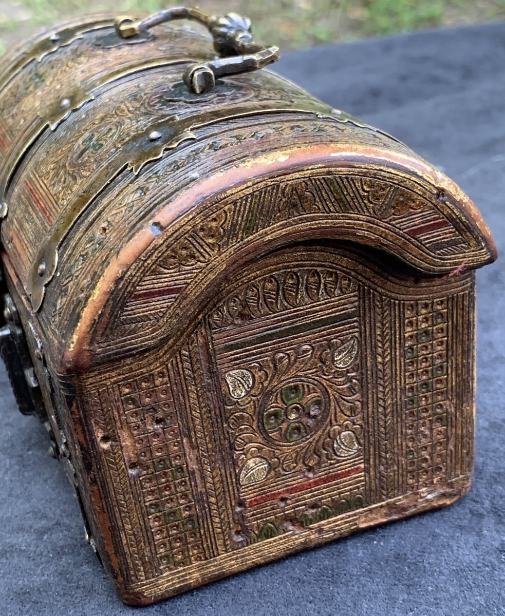 Small Domed Polychrom Gilded Leather Box, France XVth Cty -photo-4