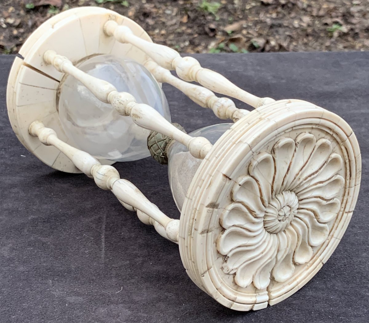 Exceptionnel et rare sablier os sculpté Italie XVIIe s-photo-4