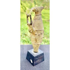 Archéologie, époque Romaine délicate et très légère verrerie à anse ajourée 