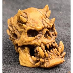 Cabinet de curiosités: memento mori/crâne de démon, bois de cerf sculpté 