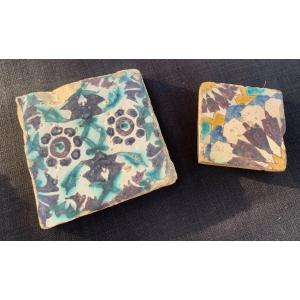 2 carreaux en céramique polychrome, Tunisie fin du XVIIe ou début XVIIIe s