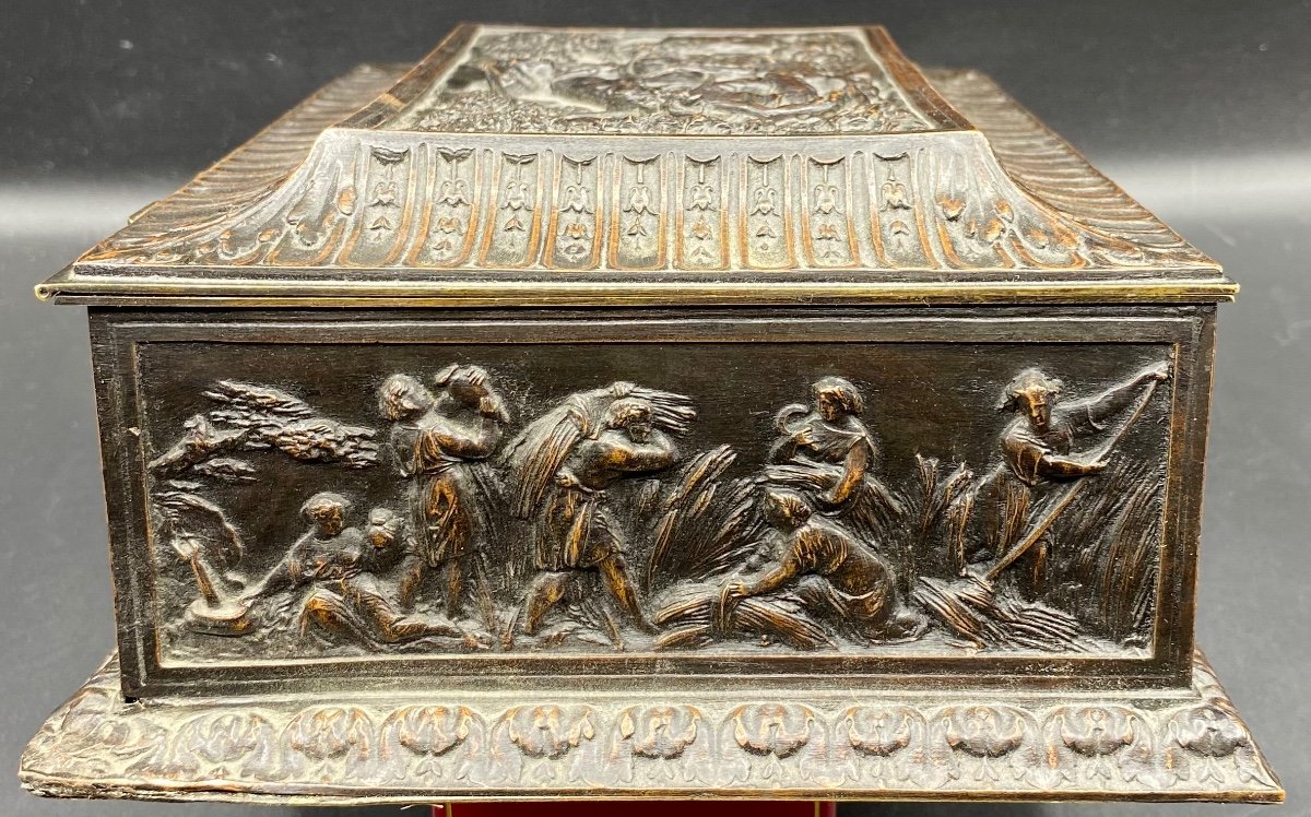 Box In Patinated Repoussé Brass Medal Late 19th Century-photo-1