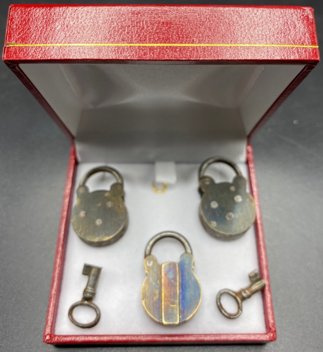 3 Mini Cadenas En Acier Et Un Bronze Vers 1900-photo-2
