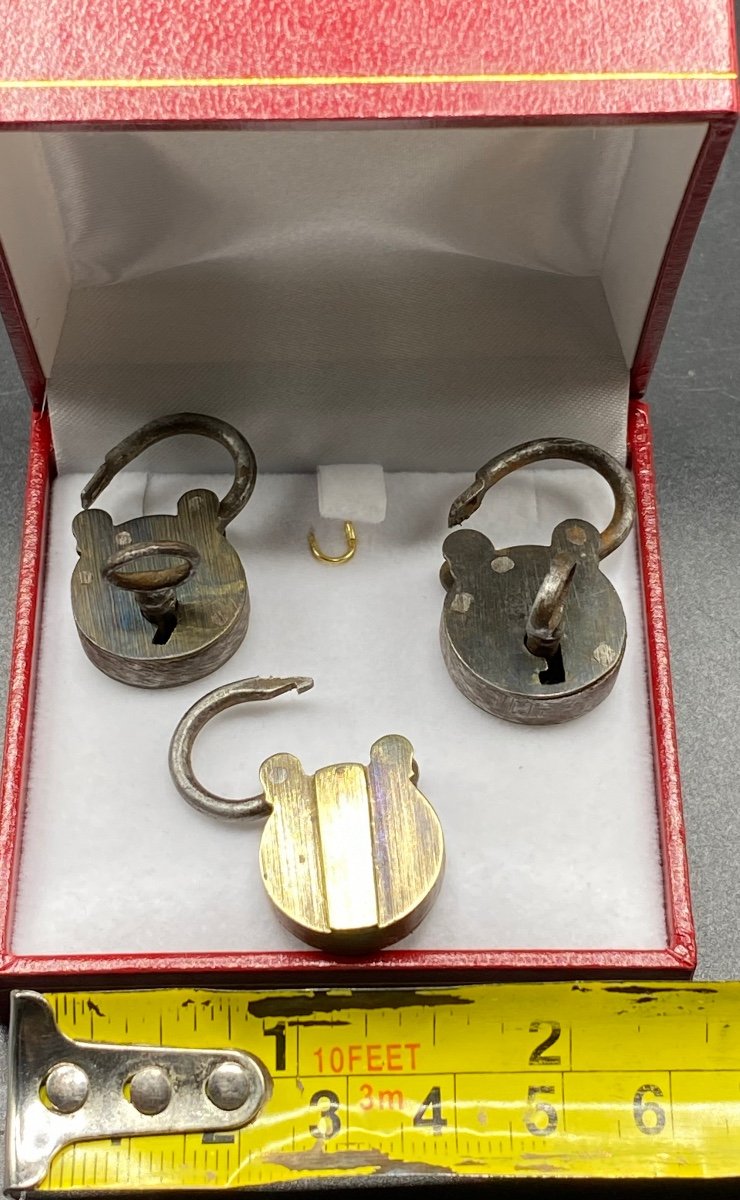 Proantic: 3 Mini Cadenas En Acier Et Un Bronze Vers 1900