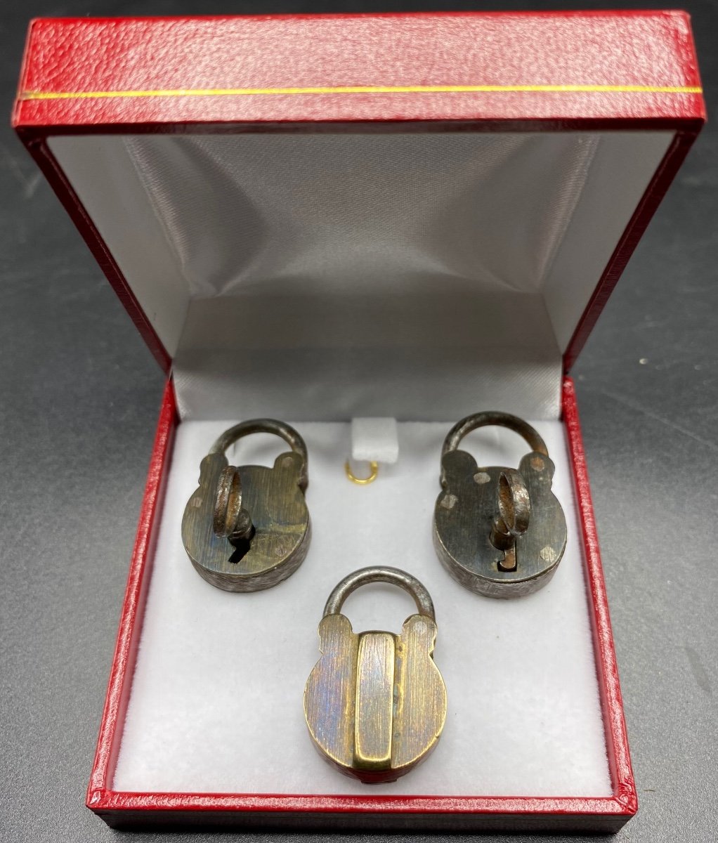 Proantic: 3 Mini Cadenas En Acier Et Un Bronze Vers 1900