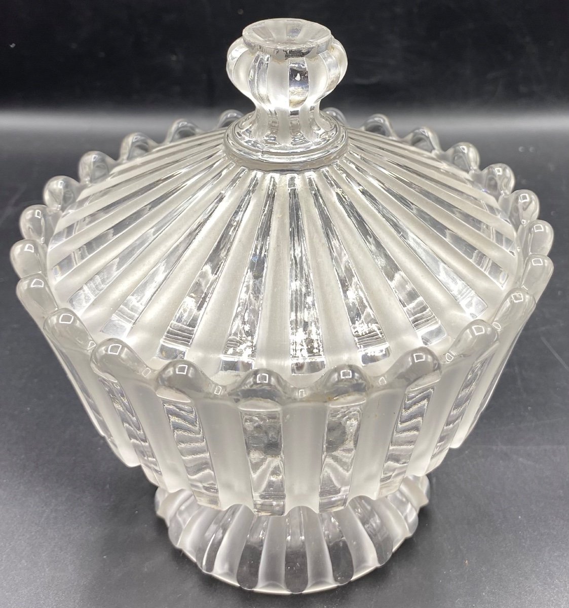Jam Maker Or Covered Pot In Molded Blown Crystal Baccarat Sablé Circa 1930-photo-2