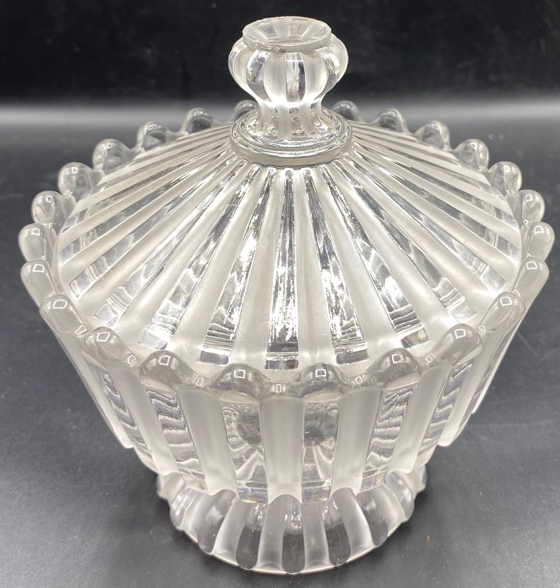 Jam Maker Or Covered Pot In Molded Blown Crystal Baccarat Sablé Circa 1930-photo-4