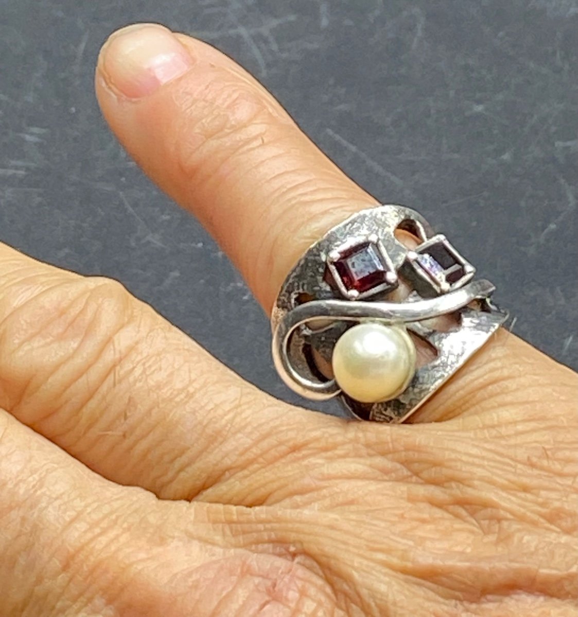 Ring In Sterling Silver Garnets And Half European Cultured Pearl -photo-2