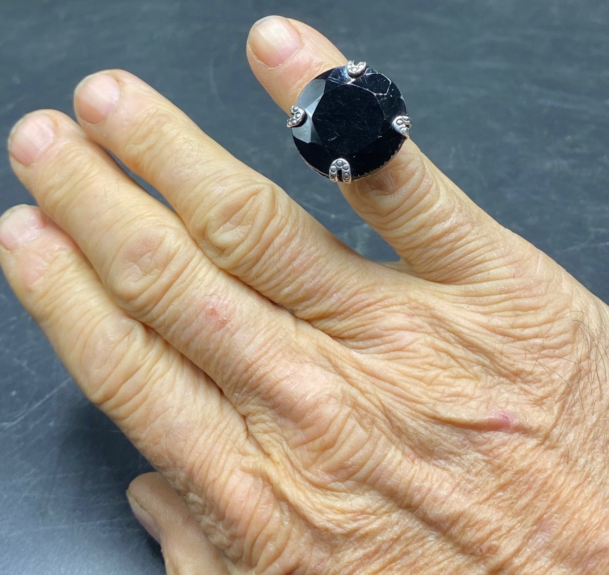 1980s English Sterling Silver Ring With Large Onyx Cabochon-photo-1