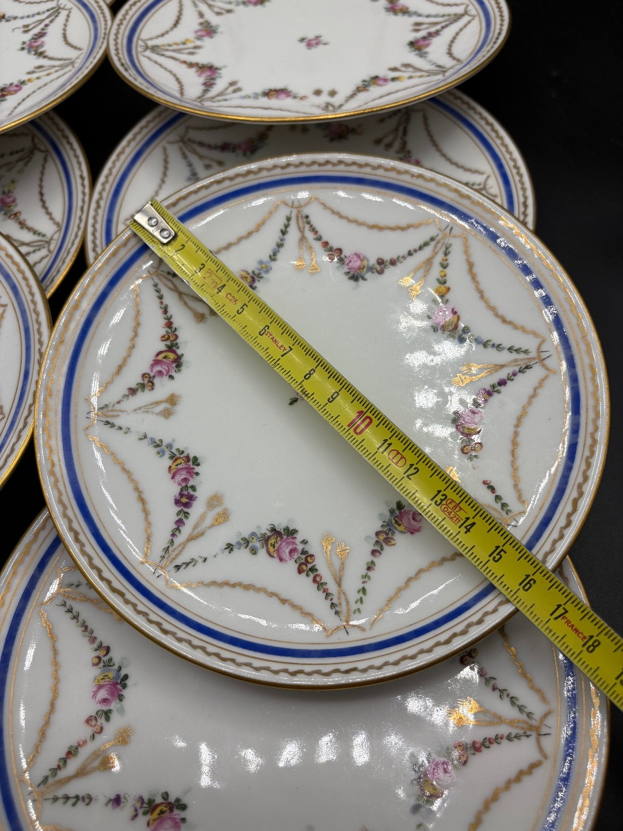 Une Série De Douze Assiettes À Gâteaux En Porcelaine Émaillée Peinte Des Années 1900 Signée Mab-photo-2