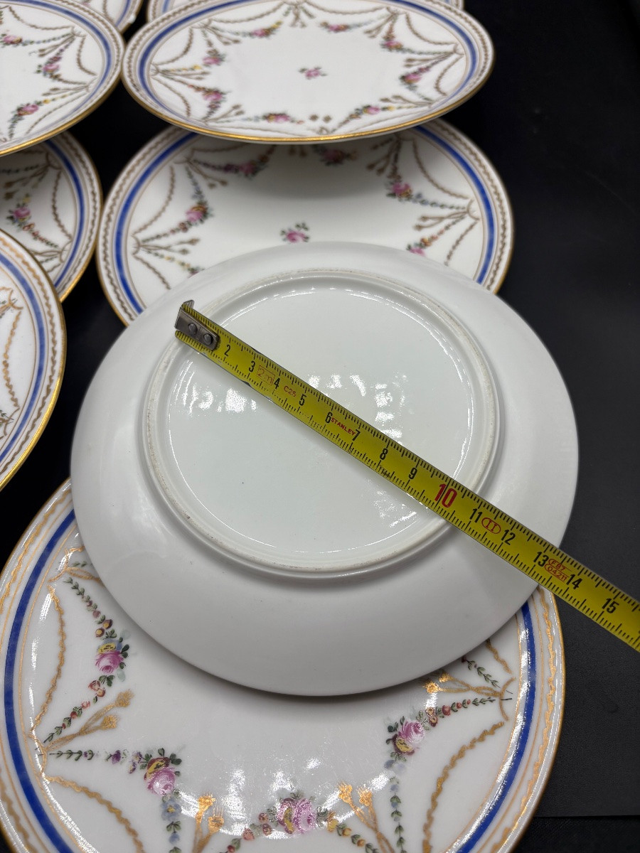 Une Série De Douze Assiettes À Gâteaux En Porcelaine Émaillée Peinte Des Années 1900 Signée Mab-photo-4