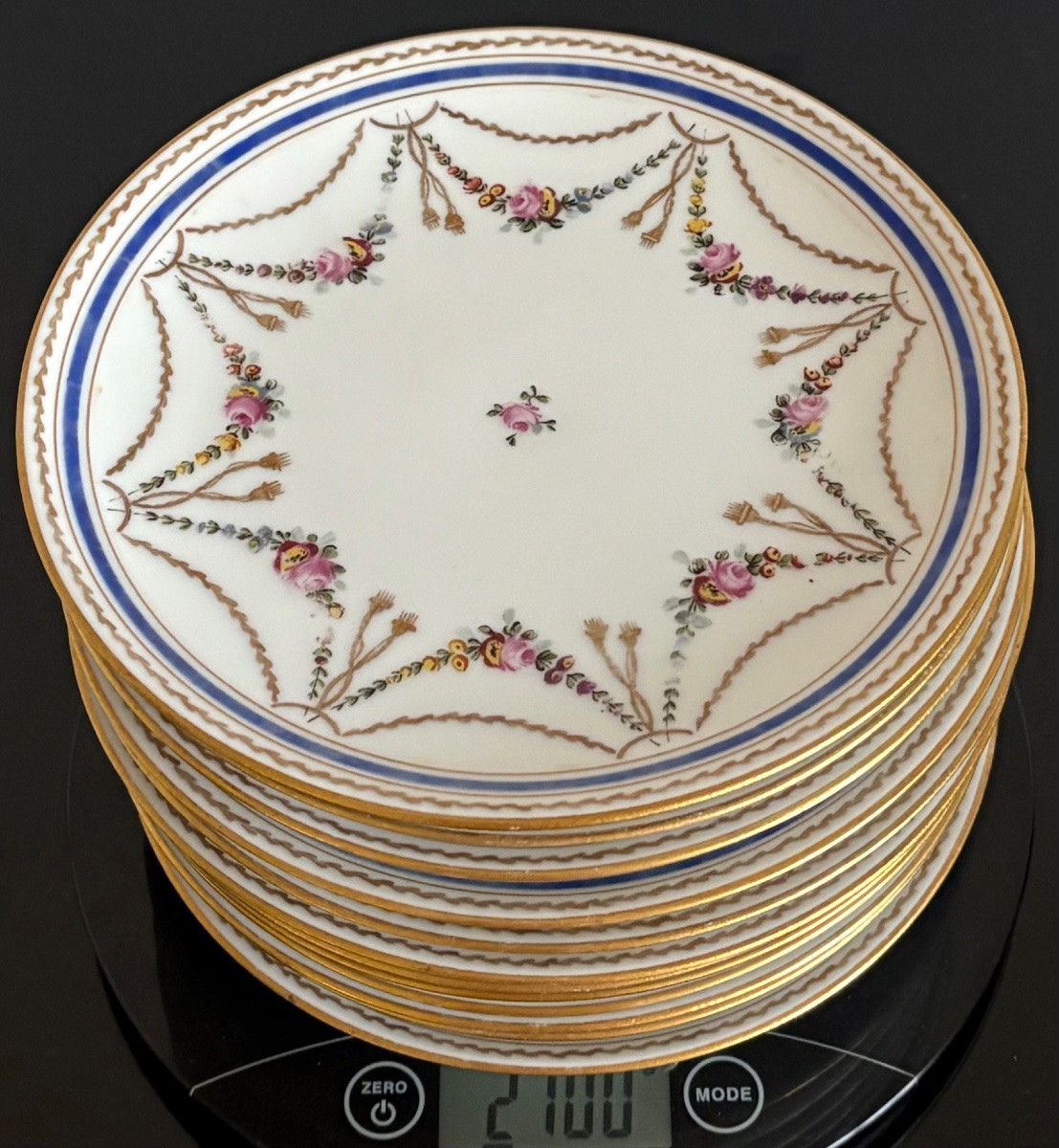 Une Série De Douze Assiettes À Gâteaux En Porcelaine Émaillée Peinte Des Années 1900 Signée Mab-photo-5