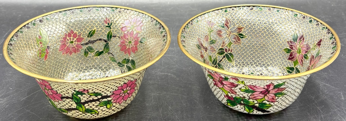 DEUX COUPES EN LAITON DORÉ ET ÉMAIL EN PLIQUE À JOUR DES ANNÉES 1950/60 CHINOISE