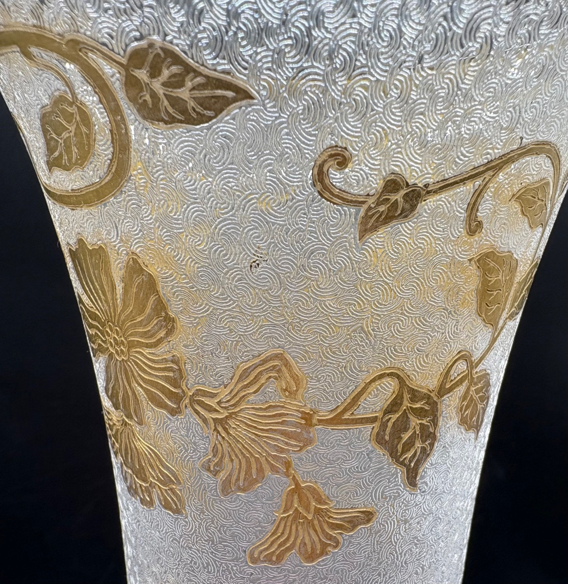 VASE EN CRISTAL SOUFFLÉ GRAVÉ À L’ ACIDE, ÉMAILLÉE À L’OR DES ANNÉES 1900 PAR SAINT LOUIS-photo-1