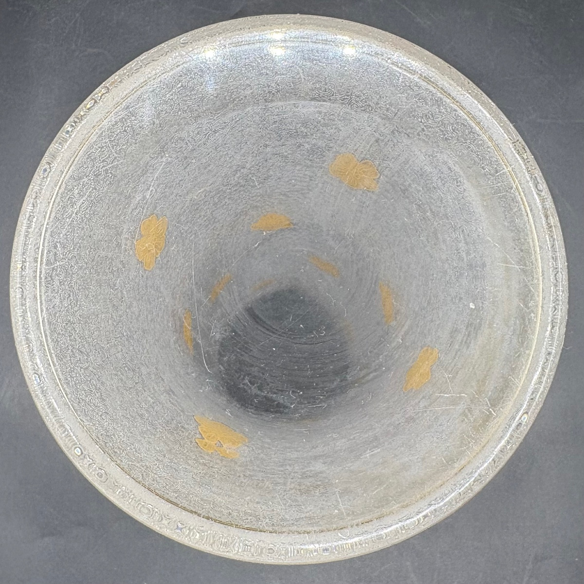 VASE EN CRISTAL SOUFFLÉ GRAVÉ À L’ ACIDE, ÉMAILLÉE À L’OR DES ANNÉES 1900 PAR SAINT LOUIS-photo-4