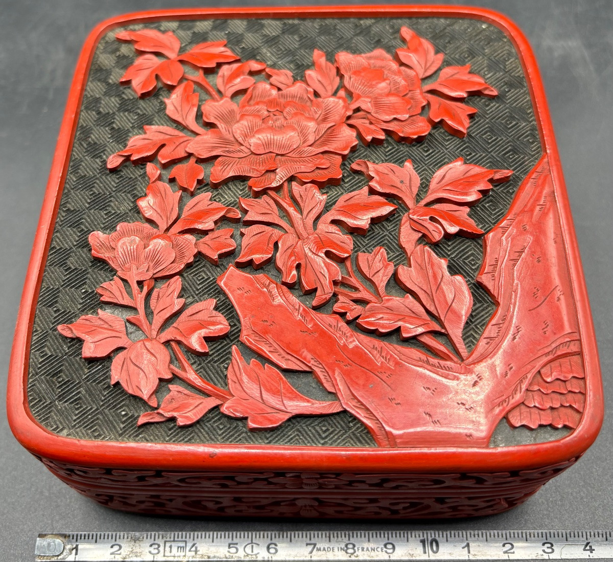 BOÎTE EN BOIS SCULPTÉ LAQUÉ AVEC APPLICATIONS LAQUÉES CHINOISE DES ANNÉES 1940/50-photo-7