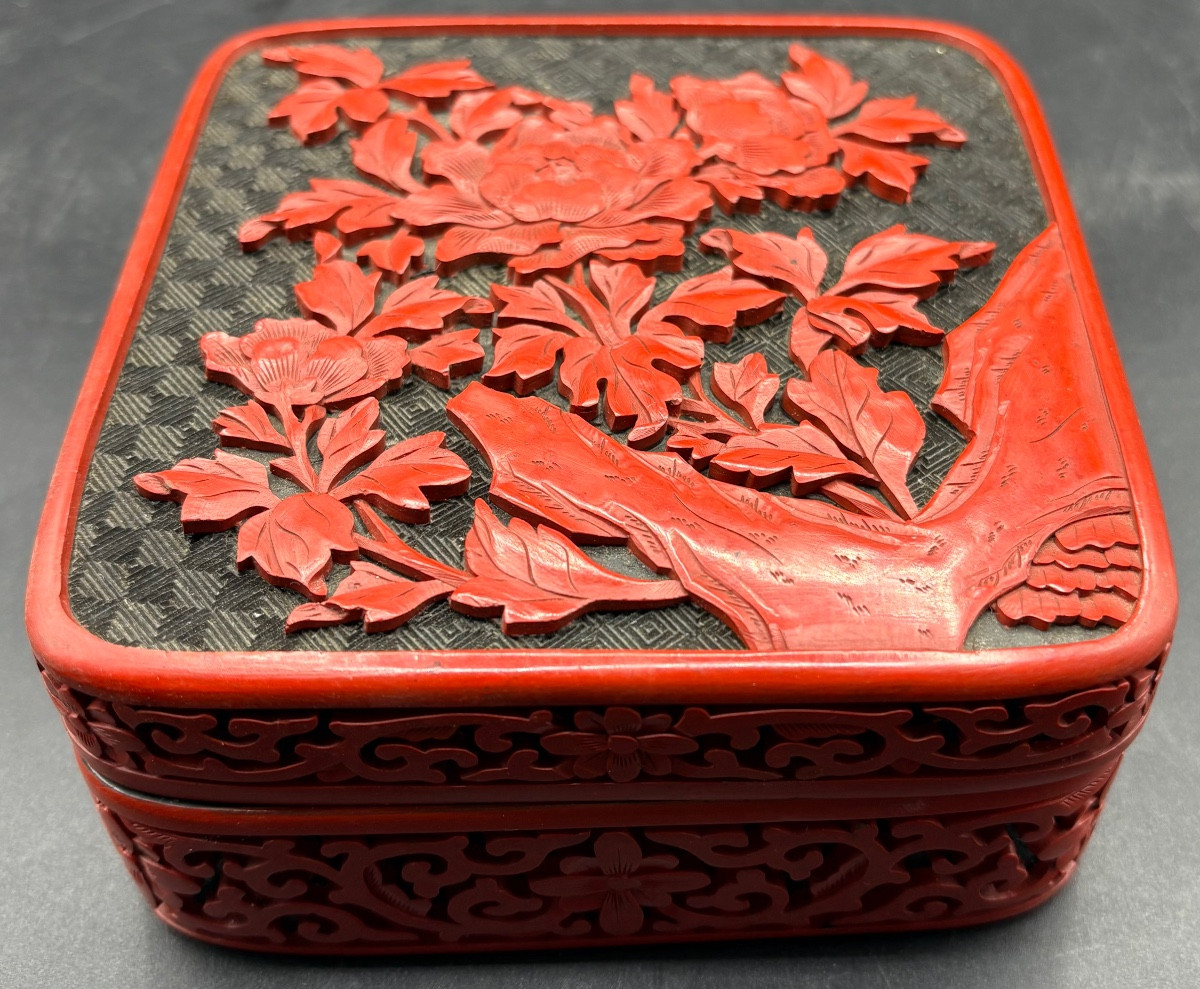 BOÎTE EN BOIS SCULPTÉ LAQUÉ AVEC APPLICATIONS LAQUÉES CHINOISE DES ANNÉES 1940/50