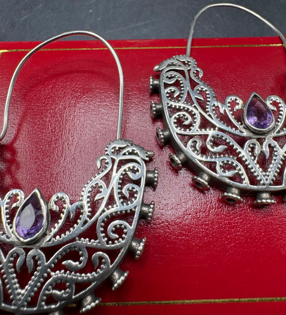 UNE PAIRE DE BOUCLES D’OREILLE EN ARGENT MASSIF ET AMÉTHYSTE DES ANNÉES 1960/70 EUROPÉENNE -photo-2