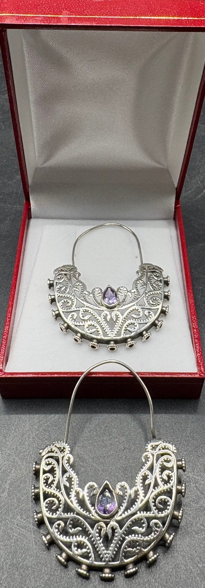 UNE PAIRE DE BOUCLES D’OREILLE EN ARGENT MASSIF ET AMÉTHYSTE DES ANNÉES 1960/70 EUROPÉENNE 