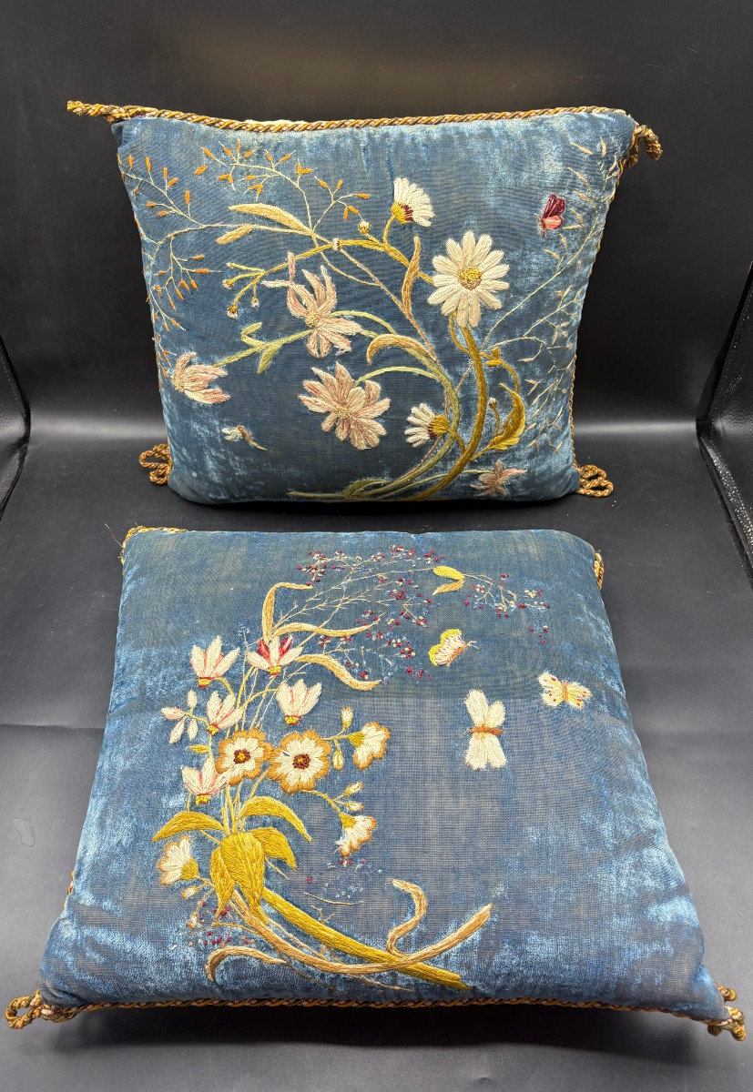 A Pair Of 1900s French Embroidered Cushions -photo-2