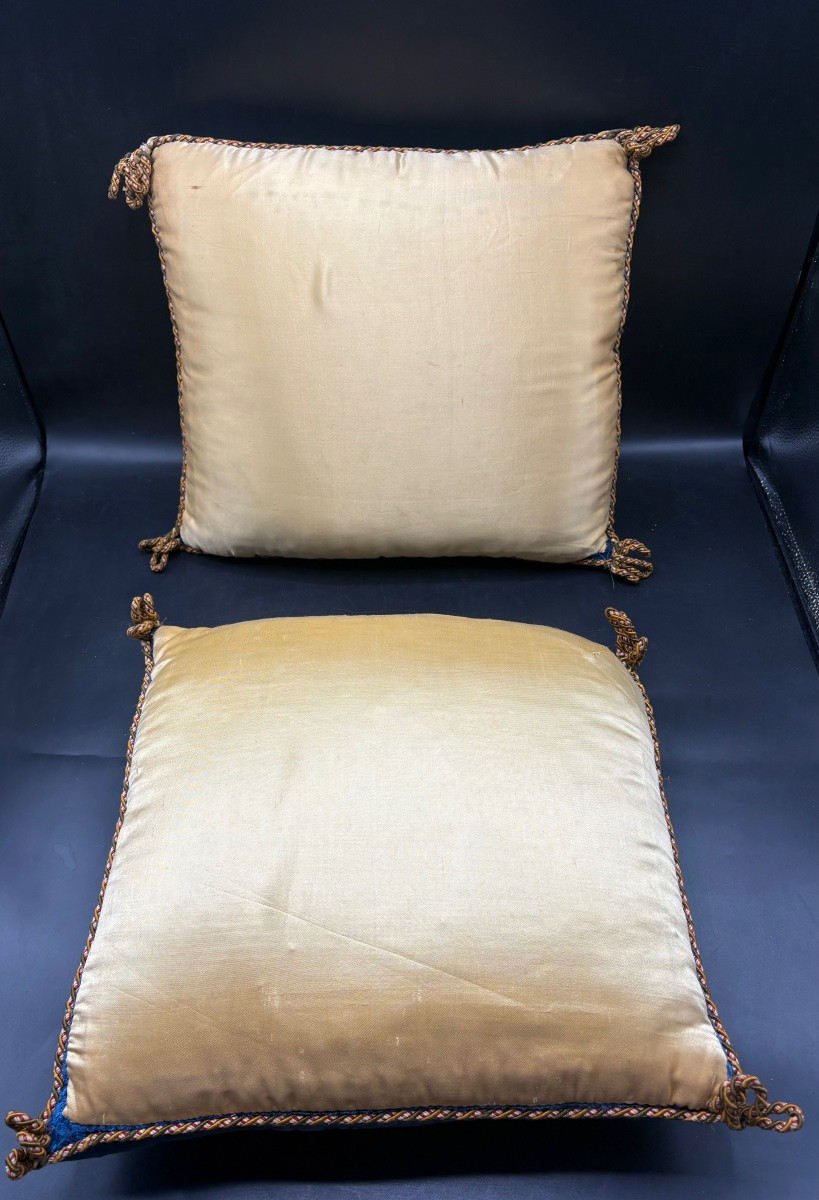 A Pair Of 1900s French Embroidered Cushions -photo-3
