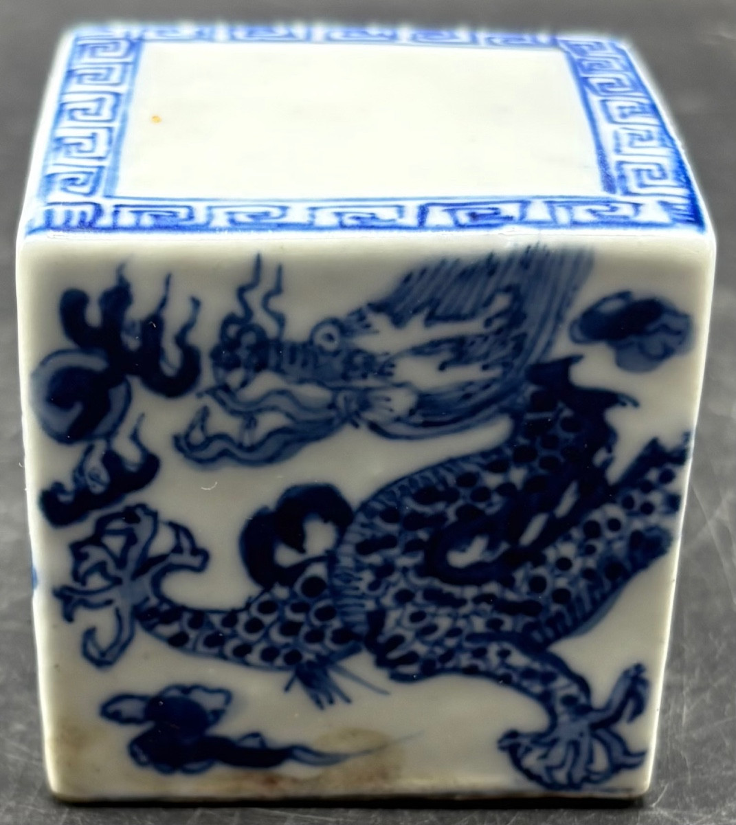 SCEAU EN PORCELAINE ÉMAILLÉE PEINT AU PINCEAU DES ANNÉES 1940/50 CHINOIS 