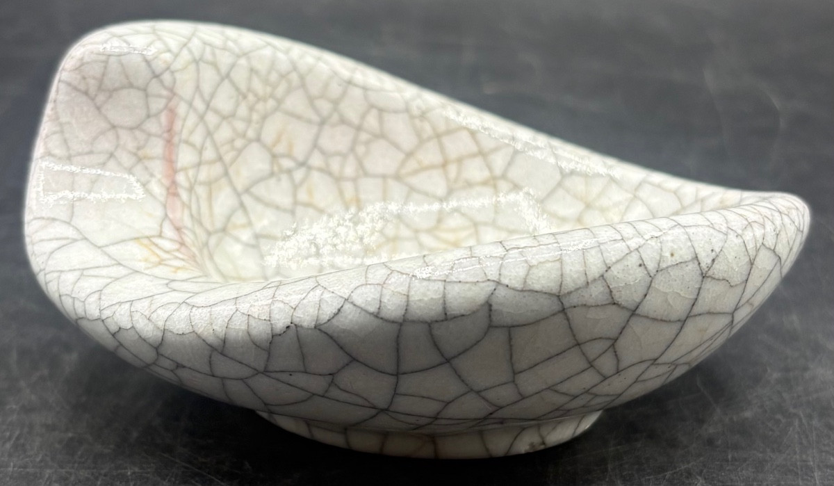 COUPE  « COQUILLAGE «  EN TERRE CUITE ÉMAILLÉE CRAQUELÉE DE L’ANNÉE 1956 PAR KARLSRUHE MAJOLIKA