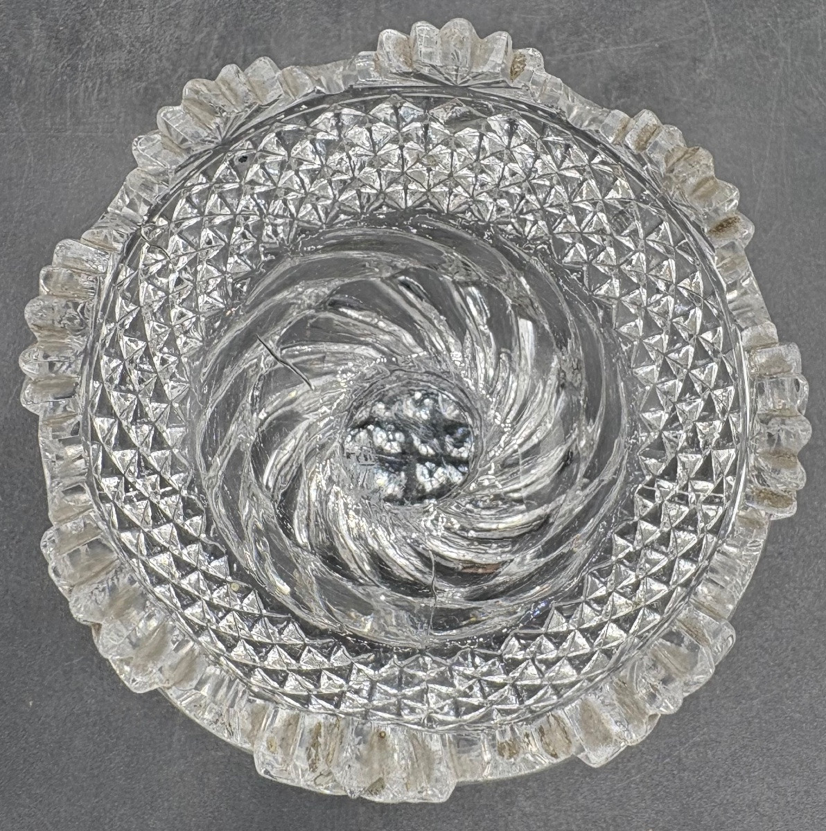 A Late 18th Century Cut And Moulded Blown Crystal Salt Shaker From Le Creusot-photo-3