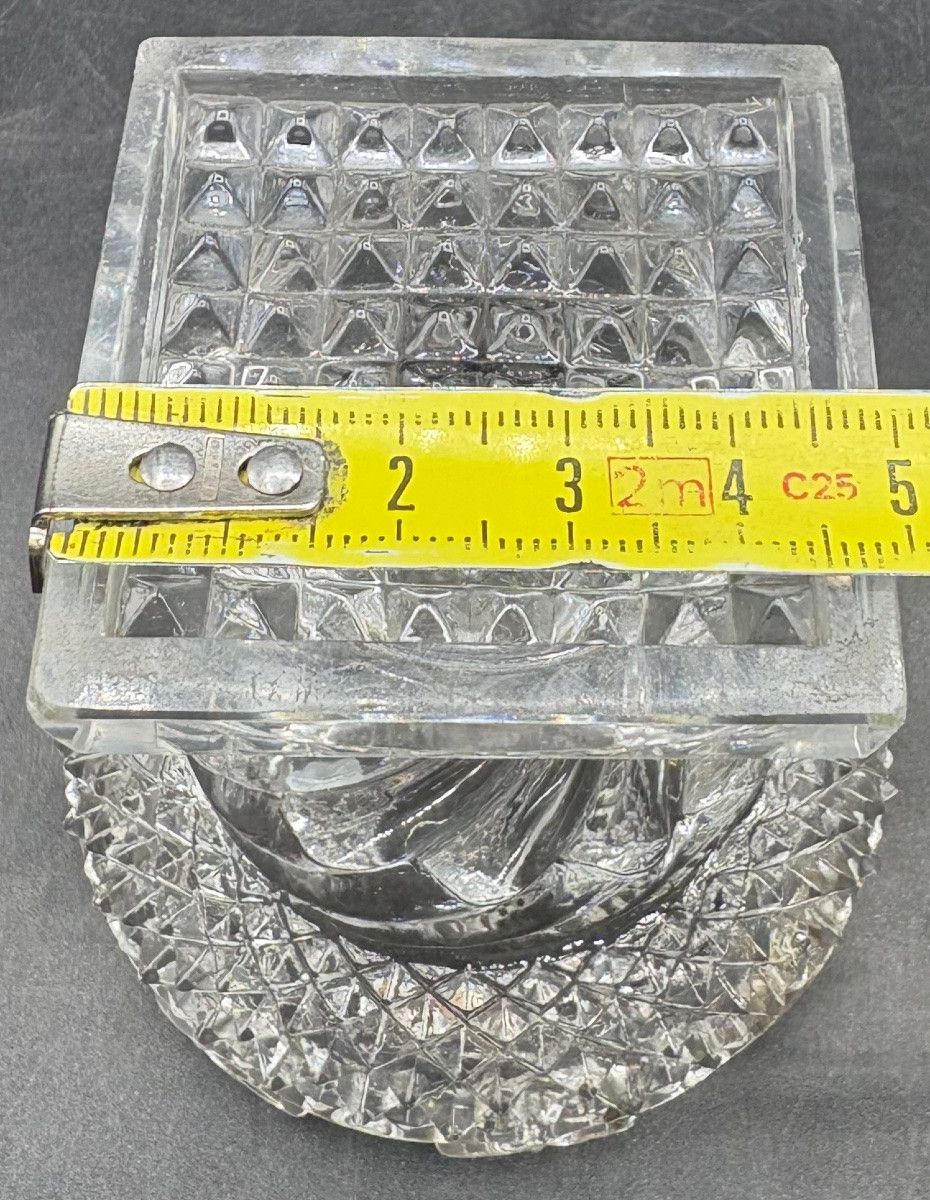 A Late 18th Century Cut And Moulded Blown Crystal Salt Shaker From Le Creusot-photo-5