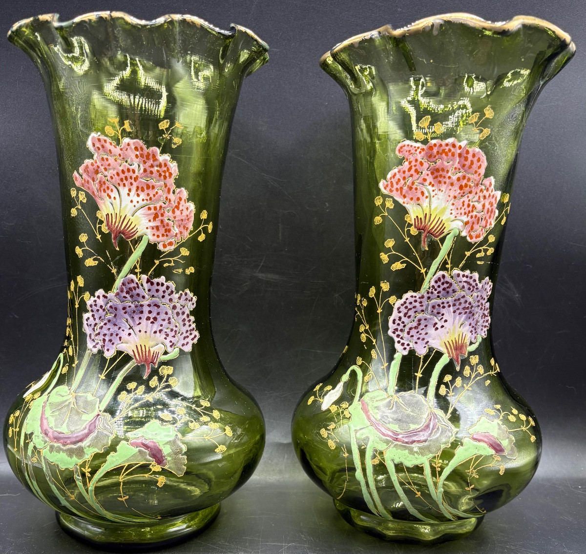 UNE PAIRE DE VASES EN VERRE COLORÉ SOUFFLÉ DES ANNÉES 1920 LEGRAS